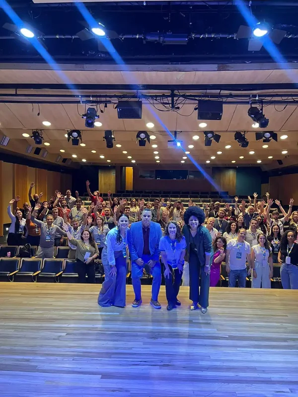 Turma da imersão reunida no palco com a Mônica